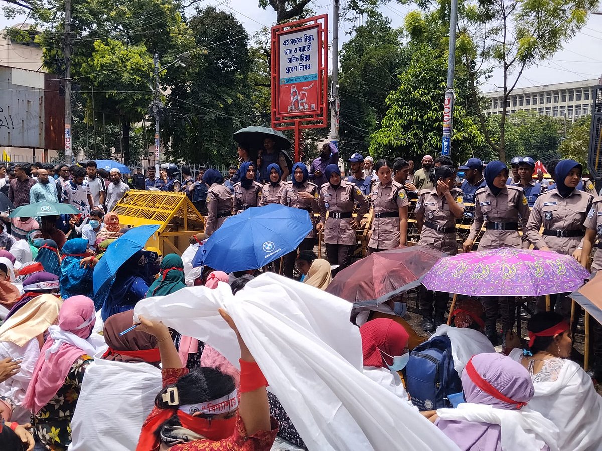 কেউ কেউ কাফনের কাপড় গায়ে অবস্থান কর্মসূচিতে অংশ নিয়েছেন