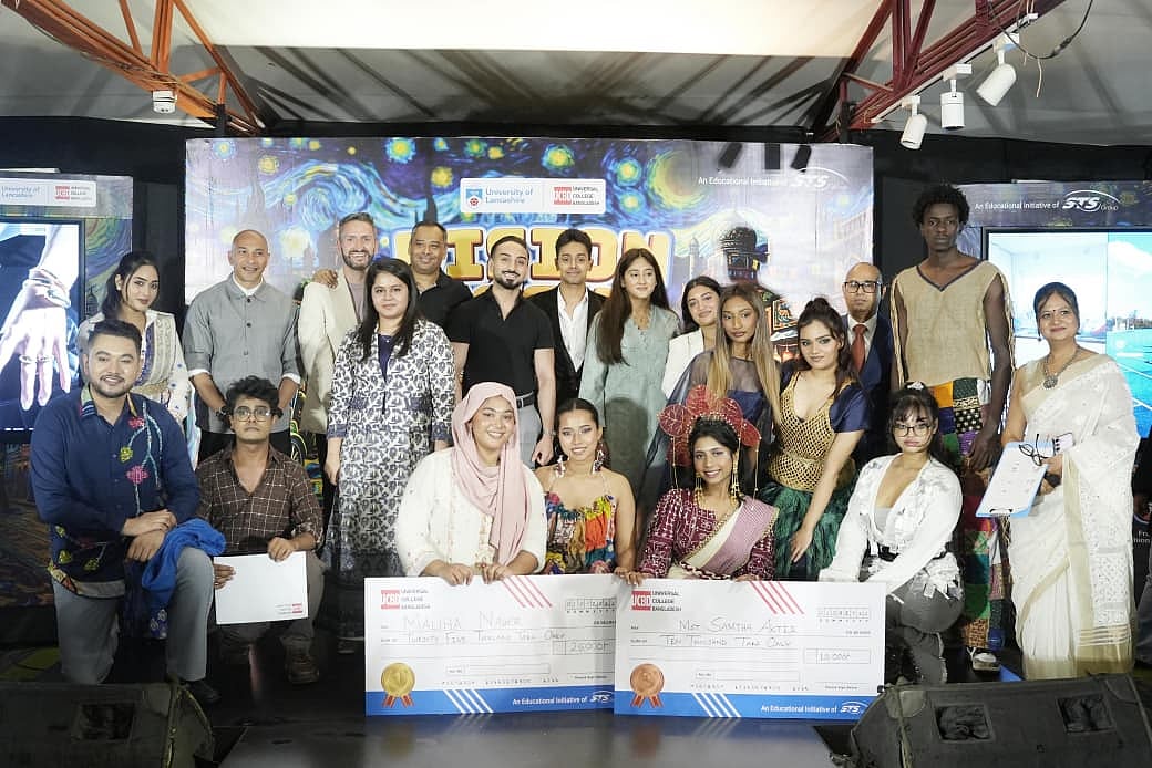 ‘ভিশন অ্যান্ড ভোগ’ শীর্ষক ফ্যাশন প্রতিযোগিতার আয়োজক ও বিচারকদের সঙ্গে পুরস্কার হাতে বিজয়ীরা