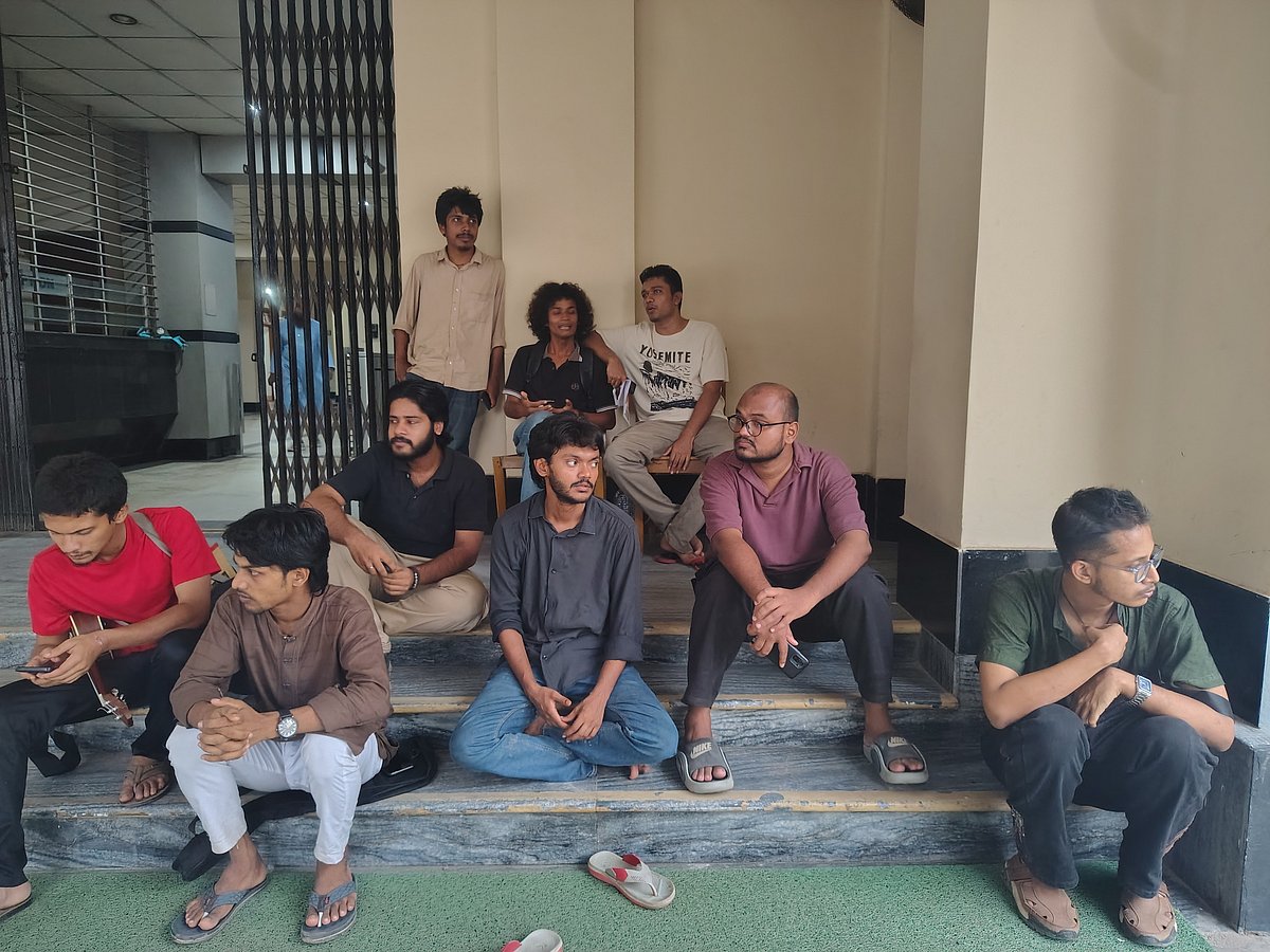 রাজশাহী বিশ্ববিদ্যালয়ে দণ্ডিত যুদ্ধাপরাধীদের ছবি সম্বলিত বিলবোর্ড সরানোর দাবিতে অবস্থান কর্মসূচি। রোববার বিকেলে বিশ্ববিদ্যালয়ের প্রশাসন ভবনের সামনে