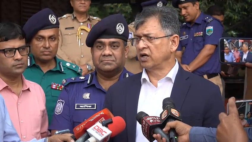রাজশাহী পুলিশ লাইনসে মতবিনিময় সভা শেষে সাংবাদিকদের সঙ্গে কথা বলেন স্বরাষ্ট্রমন্ত্রী সালাহউদ্দিন আহমদ।   আজ রোববার বিকেলে 