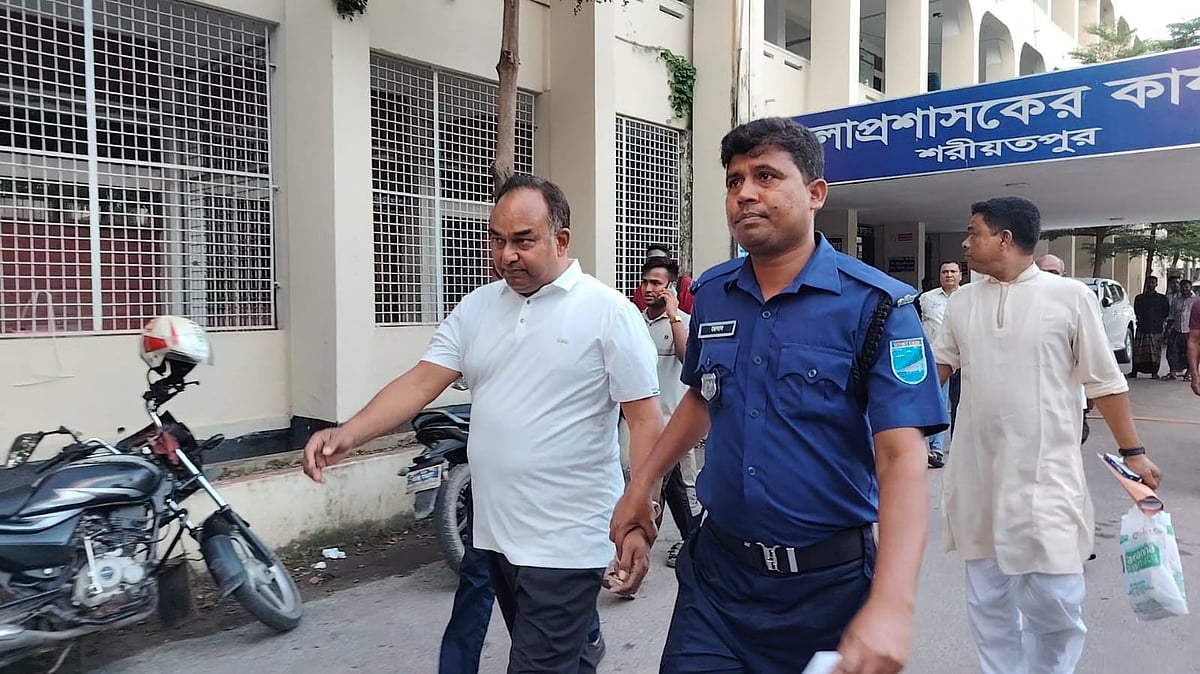 শরীয়তপুরে ককটেল বিস্ফোরণে তিনজন নিহত: বিলাসপুরের ইউপি চেয়ারম্যান গ্রেপ্তার