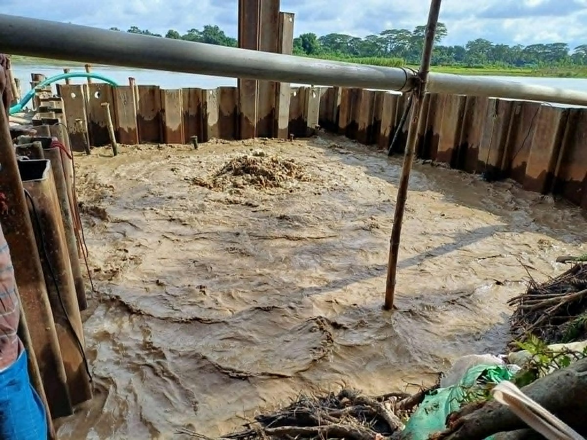 নদের তলদেশে তিতাস গ্যাসের সঞ্চালন পাইপলাইন ছিদ্র হয়ে প্রায় দেড় মাস ধরে গ্যাস বের হচ্ছে। গত এক সপ্তাহে গ্যাসের চাপ বেড়ে গেছে কয়েক গুণ। সোমবার দুপুরে কটিয়াদী উপজেলার মসূয়া ইউনিয়নের কাজীর চর এলাকায়