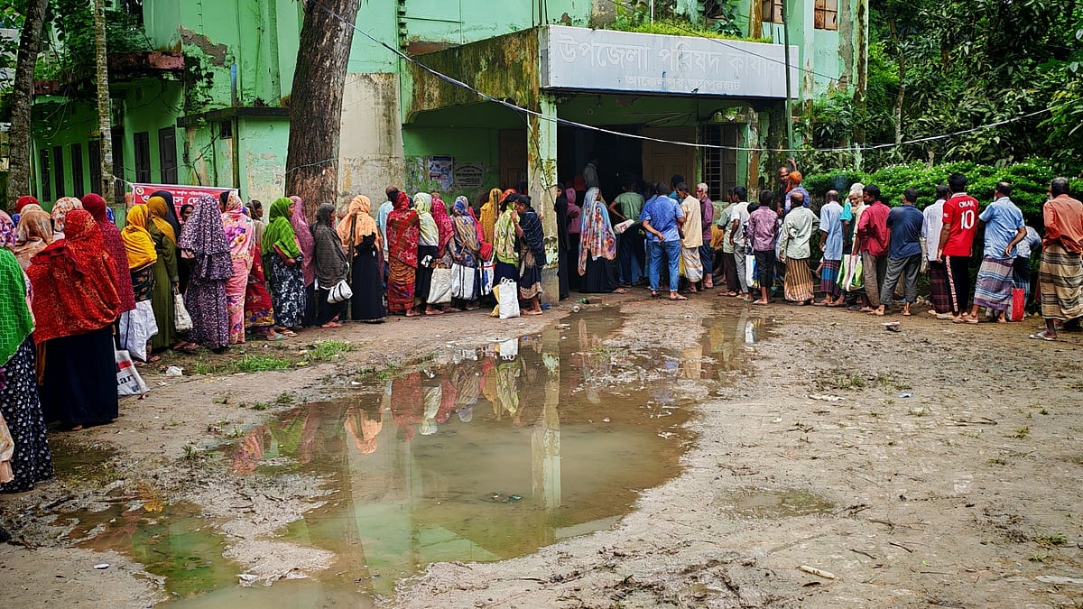 ন্যায্যমূল্যের আটা ও চাল কিনতে সকাল থেকেই ওএমএসের দীর্ঘ লাইনে অপেক্ষা করছেন নিম্ন আয়ের মানুষ। আজ সোমবার বিকেলে জয়পুরহাটের আক্কেলপুর উপজেলা পরিষদ চত্বরে