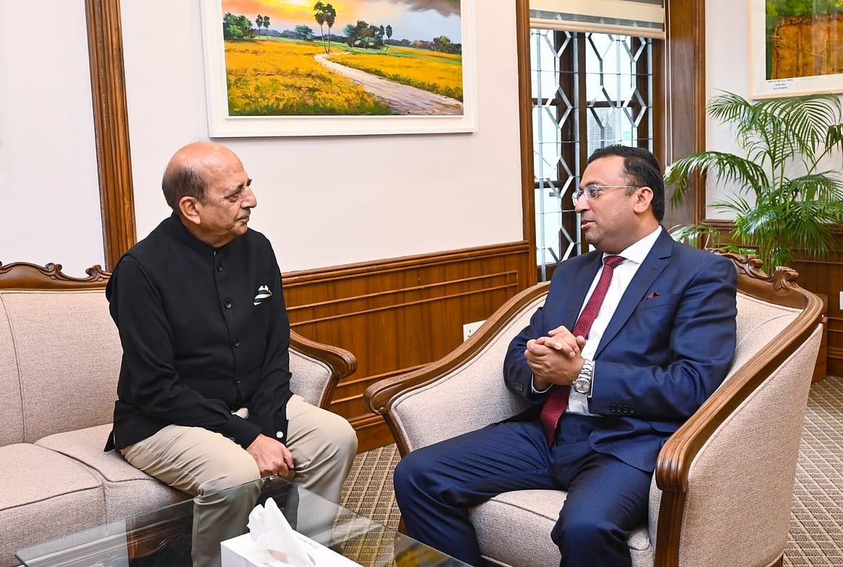 প্রধানমন্ত্রীর পররাষ্ট্র উপদেষ্টা হুমায়ুন কবিরের সঙ্গে সাক্ষাতে ভারতের হাইকমিশনার দিনেশ ত্রিবেদী। আজ সোমবার বিকেলে তেজগাঁওয়ে প্রধানমন্ত্রীর কার্যালয়ে