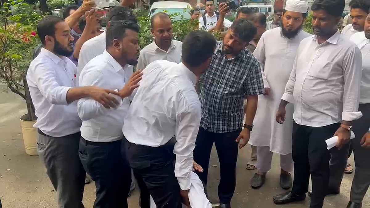আদালত প্রাঙ্গণে বিএনপি ও আওয়ামী লীগ–সমর্থক আইনজীবীদের হাতাহাতি