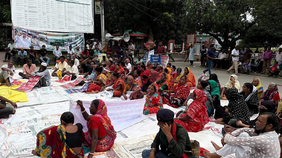 ‘পানি সরাও, মানুষ বাঁচাও’ স্লোগান দিয়ে যশোর জেলা প্রশাসকের কার্যালয়ের সামনে অবস্থান কর্মসূচি