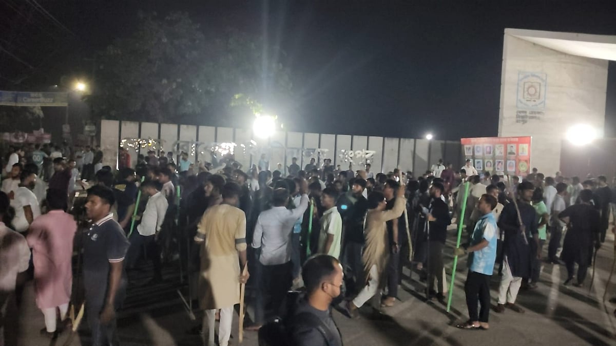 রংপুরে বেগম রোকেয়া বিশ্ববিদ্যালয়ে ছাত্রদল ও ছাত্রশিবিরের মধ্যে সংঘর্ষের ঘটনায় ক্যাম্পাসে উত্তেজনা ছড়িয়ে পড়ে। সোমবার রাতে বিশ্ববিদ্যালয়ের প্রধান ফটকের সামনের চিত্র