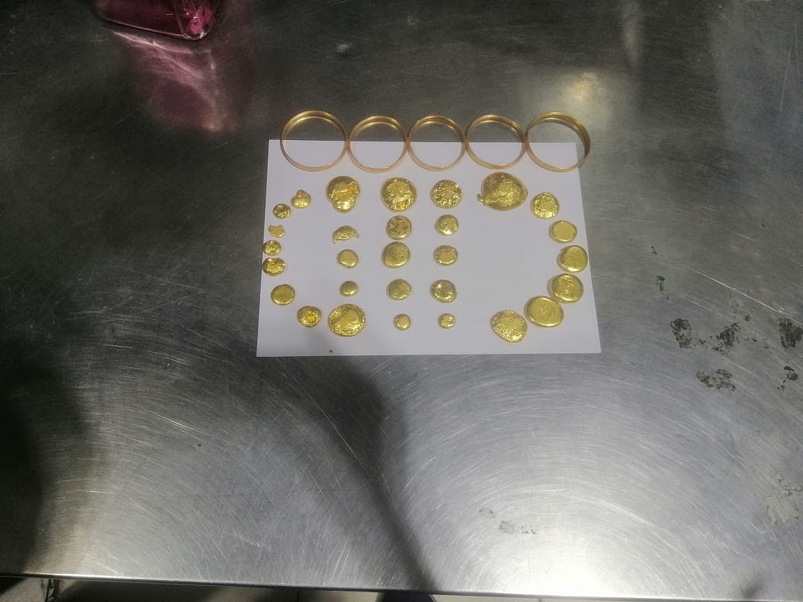 পাউডার গলিয়ে সোনায় রূপান্তর করা হয়