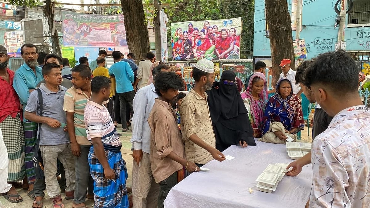 পাঁচ টাকার কুপনের বিনিময়ে খাবার সরবরাহ করা হচ্ছে। রোববার দুপুরে টাঙ্গাইল শহীদ মিনার প্রাঙ্গণে