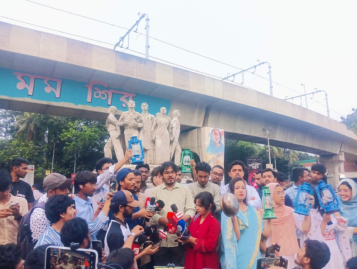 গ্যাস ও বিদ্যুৎ–সংকটের প্রতিবাদে হারিকেন ও হাঁড়ি–পাতিল নিয়ে বিক্ষোভ জাতীয় ছাত্রশক্তির