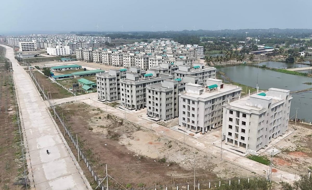 কক্সবাজারে ঝুপড়ি থেকে ফ্ল্যাটের মালিক ৭৩০ জলবায়ু উদ্বাস্তু পরিবার