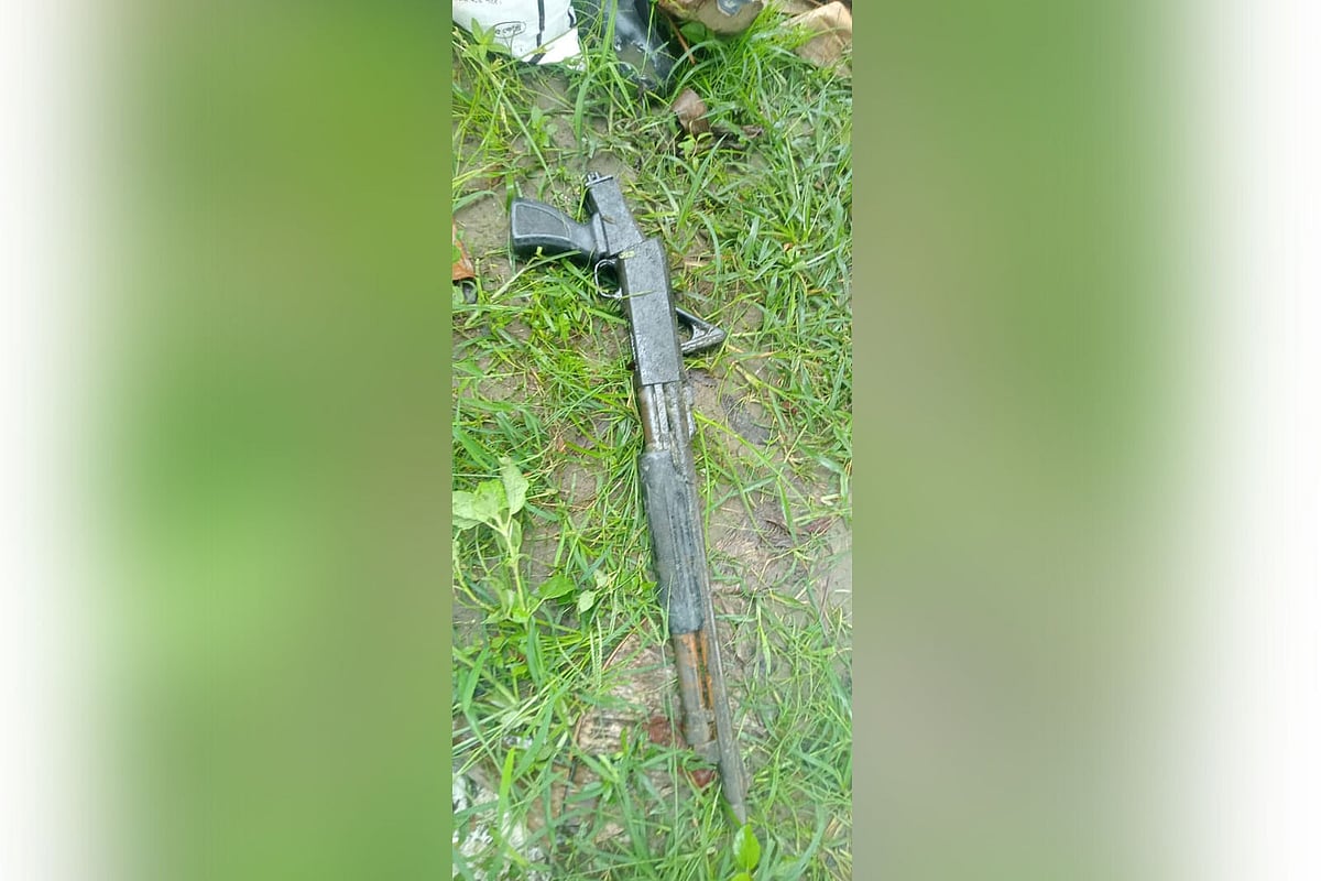 নারায়ণগঞ্জের আড়াইহাজার থানা থেকে লুট হওয়া পুলিশের শর্টগানটি উদ্ধার করা হয়েছে। আজ সোমবার সকালে উপজেলার ফতেপুর ইউনিয়নের সিংগারপুর এলাকায়