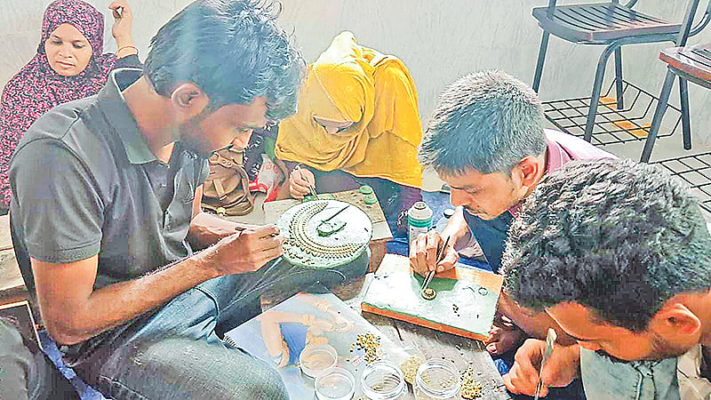 ঝিনাইদহের মহেশপুরে গ্রামে গ্রামে ইমিটেশনের গয়না তৈরি করা হয়