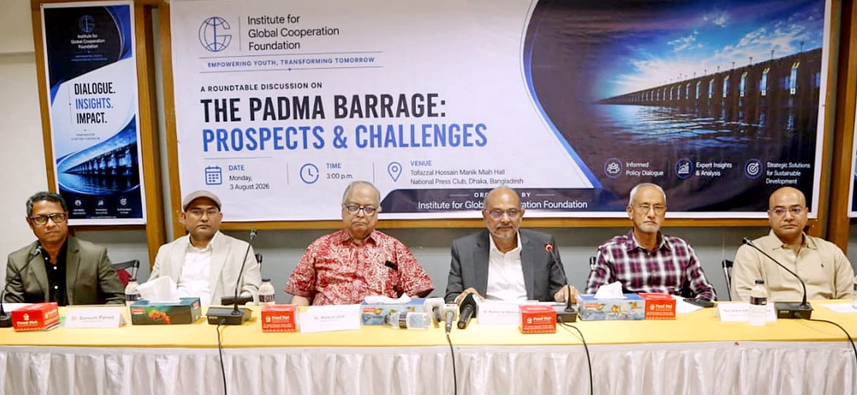 ‘পদ্মা ব্যারাজ: সম্ভাবনা ও চ্যালেঞ্জ’ শীর্ষক গোলটেবিল বৈঠকে সরকারের নীতিনির্ধারক, অর্থনীতিবিদ, প্রকৌশলী ও শিক্ষাবিদেরা। আজ সোমবার বিকেলে রাজধানীর জাতীয় প্রেসক্লাবের তফাজ্জল হোসেন মানিক মিয়া হলে
