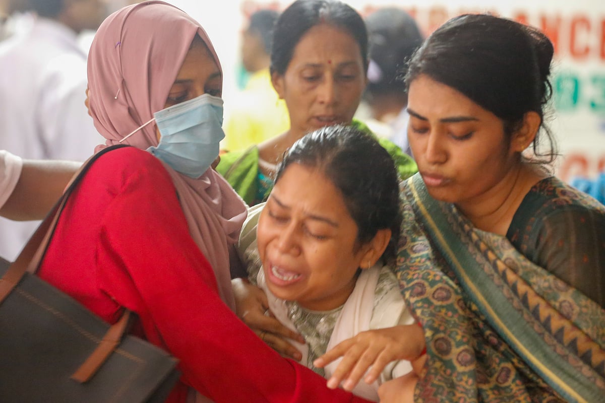 কক্সবাজারে প্যারাসেইলিং দুর্ঘটনায় নিহত অক্ষর সৌভিক রায়ের মরদেহ খুলনার বাসভবনে পৌঁছালে ছোট বোনসহ স্বজনদের আহাজারি। সোমবার বেলা ১১টার দিকে শহরের লোয়ার যশোর রোডের  মান্নান চটপটির গলি এলাকায়