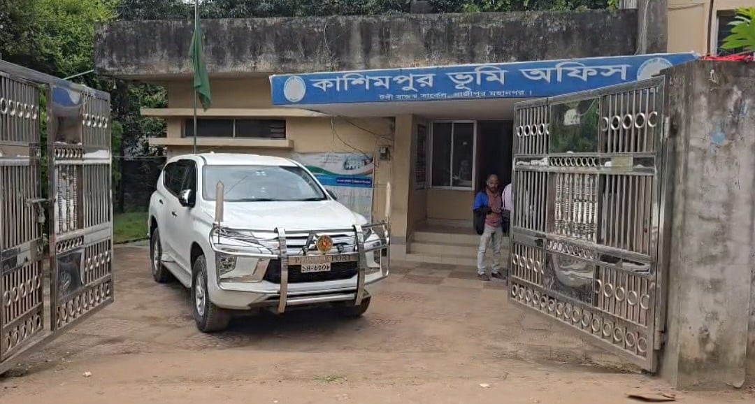 কাশিমপুর ভূমি অফিস : দাপ্তরিক কাজ করেন দালালেরা, চার কর্মী সাময়িক বরখাস্ত