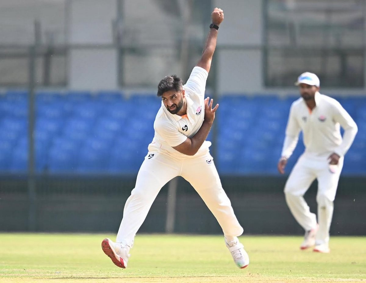 কাশ্মীরের গলি থেকে বুমরার বদলি: গল্পটা আকিব দার নবীর