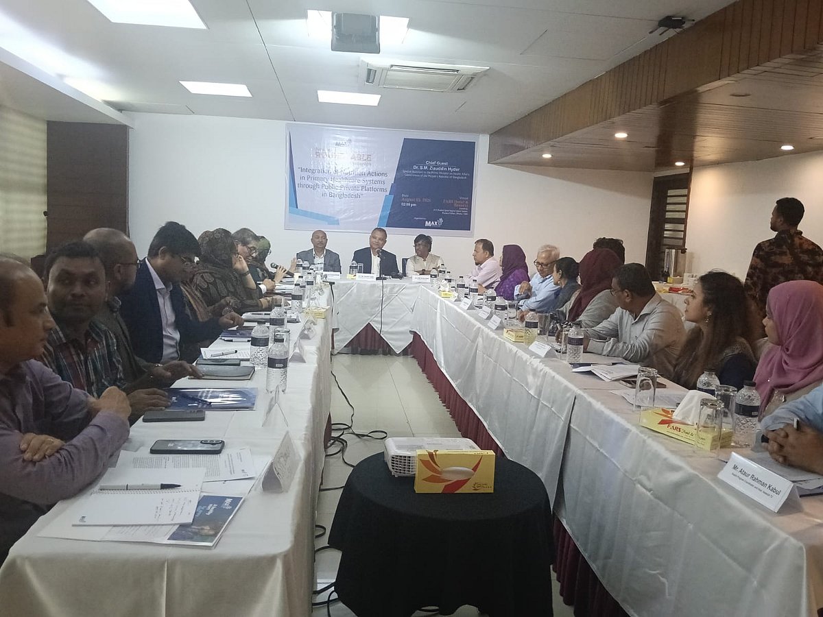 প্রাথমিক স্বাস্থ্যসেবায় পুষ্টি অন্তর্ভুক্তকরণ ও সরকারি-বেসরকারি অংশীদারত্ব–বিষয়ক একটি গোলটেবিল বৈঠকে উপস্থিত আলোচকেরা। আজ সোমবার রাজধানীর একটি হোটেলে