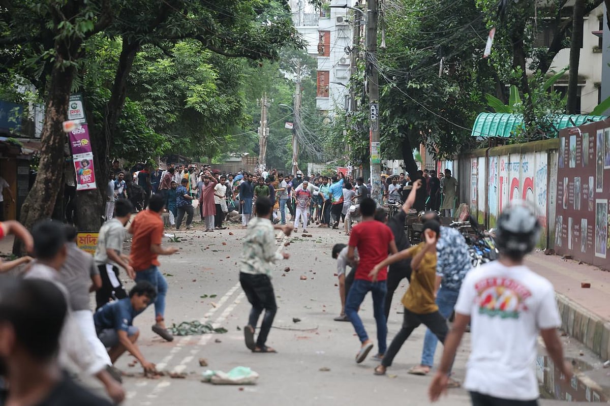 বকশীবাজারে ঢাকা আলিয়া মাদ্রাসার সামনে ছাত্রদল ও ছাত্রশিবিরের নেতা–কর্মীদের মধ্যে সংঘর্ষ চলছে। আজ মঙ্গলবার বিকেলে