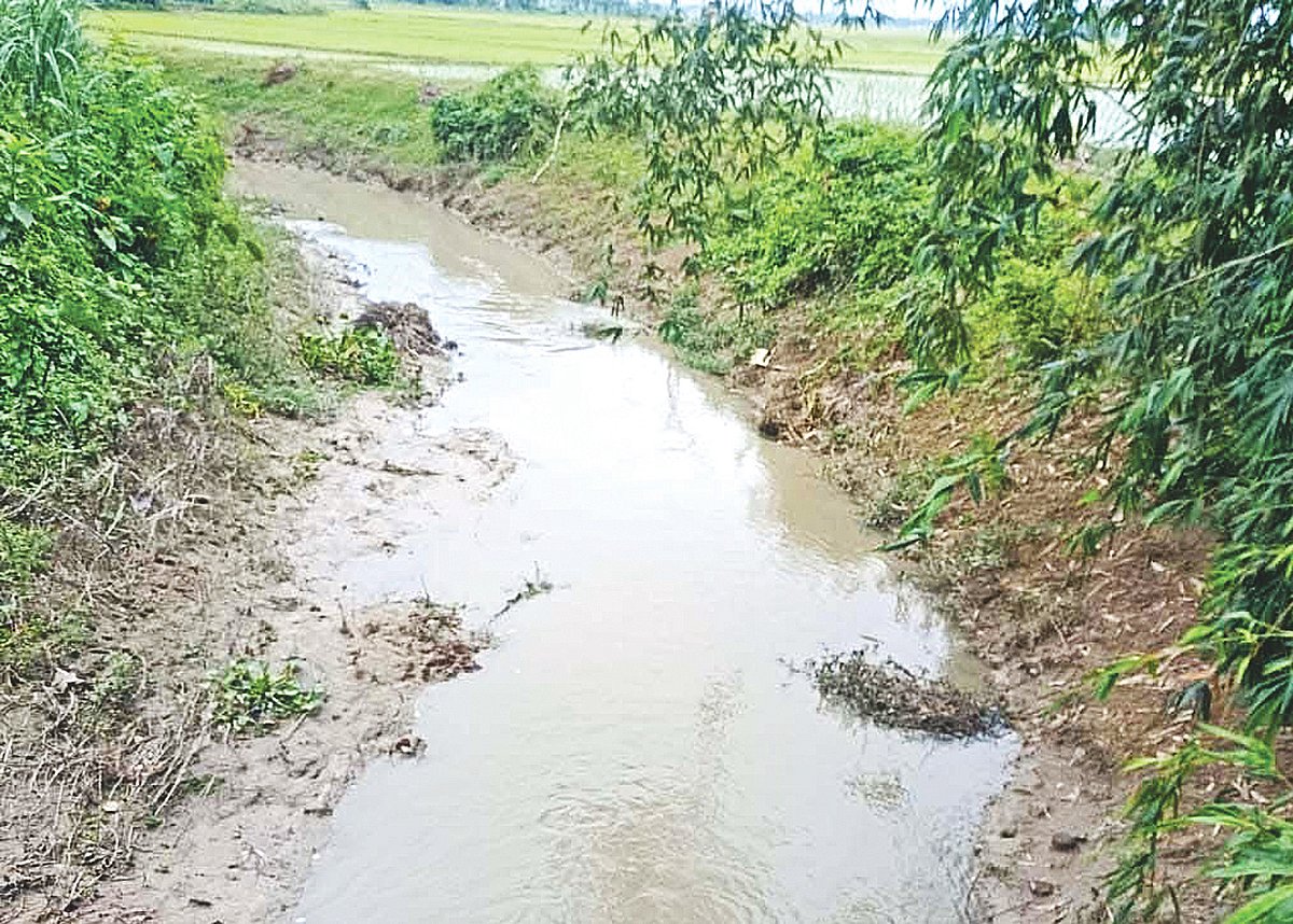 জয়পুরহাটের কালাই উপজেলার কানমনা-হারাবতী খাল পুনঃখনন প্রকল্পের আওতায় এভাবেই দায়সারাভাবে খননকাজ শেষ করা হয়