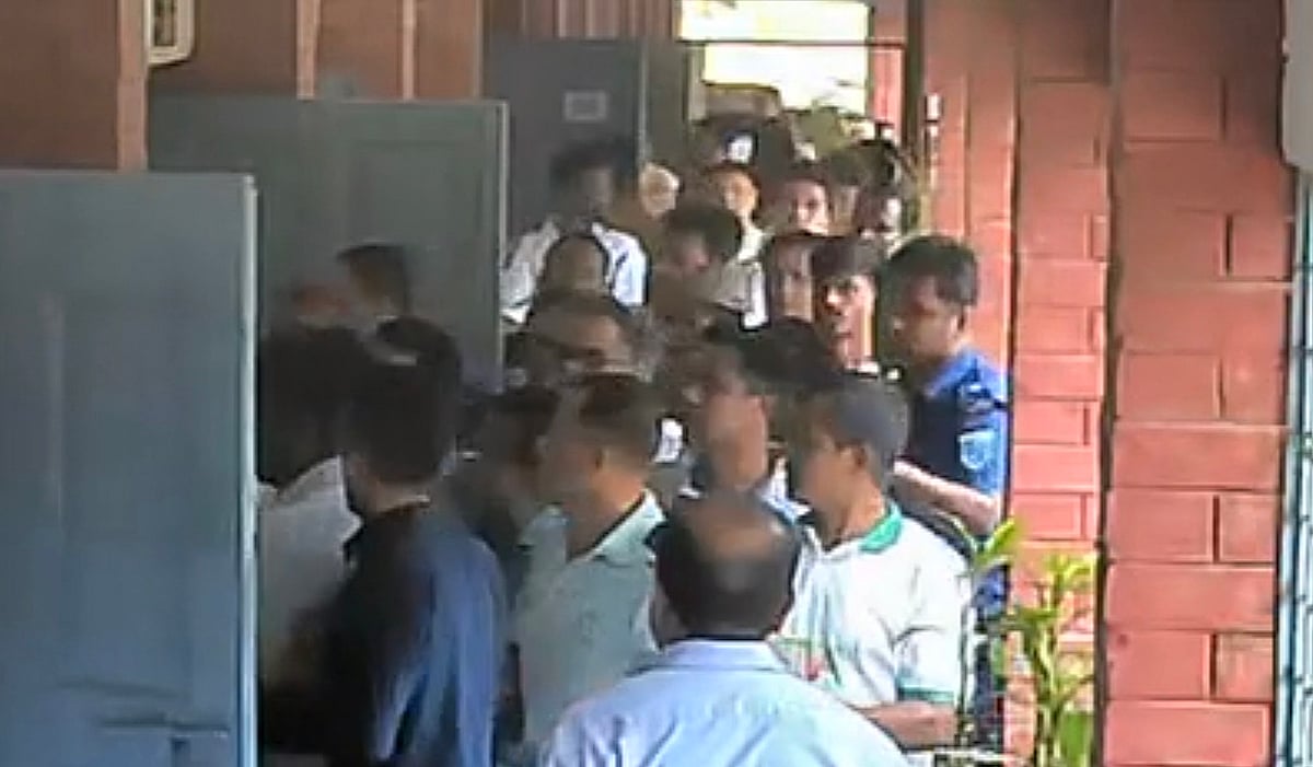 বিরামপুরে ইউএনওর সামনে পুলিশ সদস্যকে লাথি, বিএনপি নেতার ছেলের বিরুদ্ধে মামলা