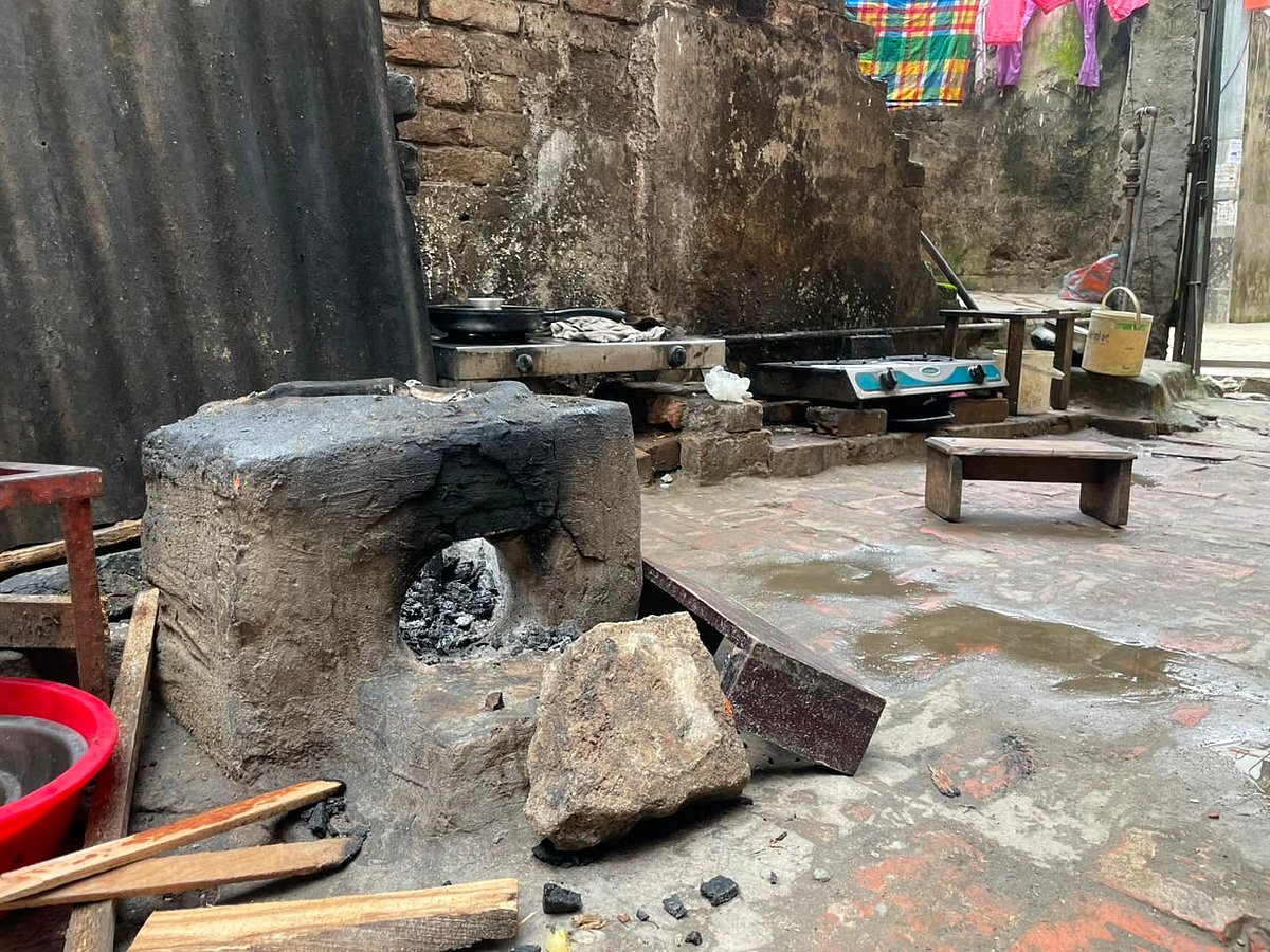 গ্যাস নেই। তাই গ্যাসের চুলার পাশে লাকড়ির চুলার ব্যবস্থা করা হয়েছে। পশ্চিম শেওড়াপাড়া এলাকা, ঢাকা। ৪ আগস্ট, ২০২৬