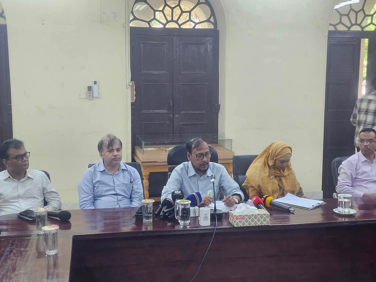 সংঘর্ষের ঘটনা নিয়ে আজ মঙ্গলবার জরুরি সংবাদ সম্মেলন করেন জগন্নাথ বিশ্ববিদ্যালয়ের উপাচার্য মো. রইছ উদদীন