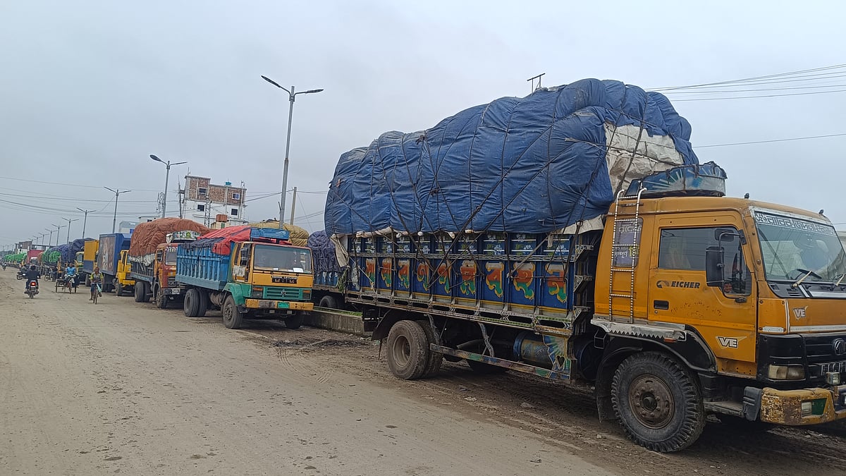 সাতক্ষীরার ভোমরা স্থলবন্দরে সারিবদ্ধভাবে রাখা হয়েছে পণ্যবাহী ট্রাক। আজ মঙ্গলবার