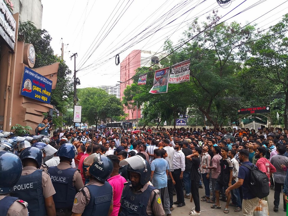 রাজধানীর ন্যাশনাল মেডিকেলের সামনে উত্তেজনা ছড়িয়ে পড়েছে। পুলিশ পরিস্থিতি নিয়ন্ত্রণের চেষ্টা করছে