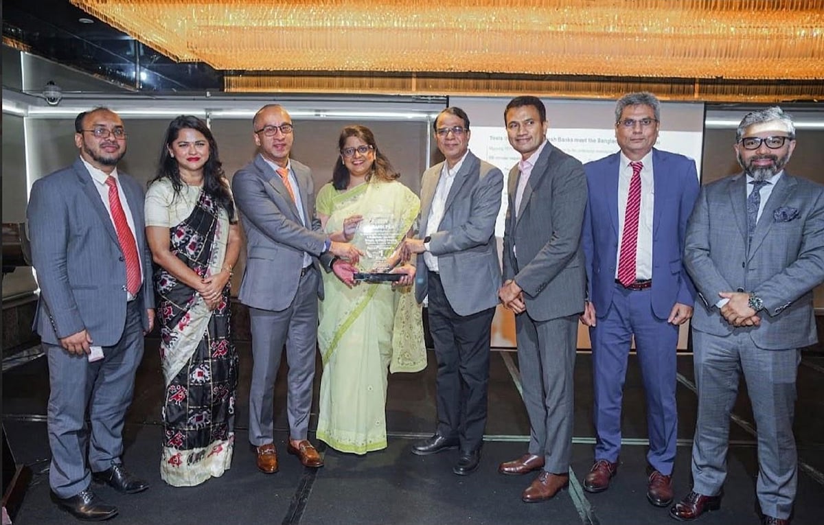 সম্প্রতি সুইফট এবং অ্যাসোসিয়েশন অব ব্যাংকার্স বাংলাদেশের (এবিবি) যৌথভাবে আয়োজিত এক অনুষ্ঠানে সিটি ব্যাংকের ব্যবস্থাপনা পরিচালক (এমডি) ও সিইও মাসরুর আরেফিনের হাতে একটি স্মারক ক্রেস্ট তুলে দেন বাংলাদেশ ব্যাংকের ডেপুটি গভর্নর মো. হাবিবুর রহমান এবং সুইফটের সিইও ও রিজিওনাল হেড (ভারত ও দক্ষিণ এশিয়া) কিরণ শেঠি