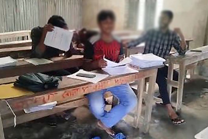 কয়েকজন শিক্ষার্থী কলেজটির একটি শ্রেণিকক্ষে বসে এইচএসসি পরীক্ষার উত্তরপত্রে বিভিন্ন তথ্য লিখছিল। গত রোববার তোলা