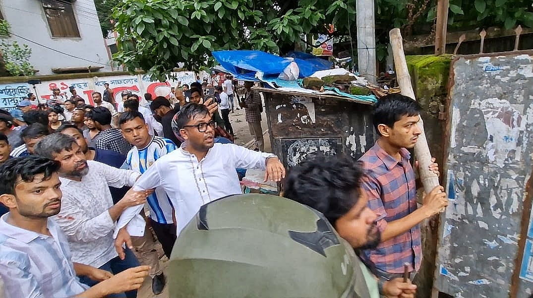 সংঘর্ষে ইসলামী ছাত্রশিবিরের নেতা–কর্মীরা সরে যাওয়ার পর যুবদল নেতা রবিউল ইসলাম নয়নের নেতৃত্বে ঢাকা আলিয়া মাদ্রাসার হলে ঢুকছেন ছাত্রদল ও যুবদলের নেতাকর্মীরা। আজ মঙ্গলবার সন্ধ্যায়
