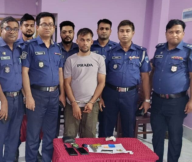 বাসায় ঢুকে প্রবাসীর স্ত্রীকে অস্ত্র ঠেকিয়ে ১০ লাখ টাকা চাঁদা দাবি, পিস্তলসহ যুবক গ্রেপ্তার