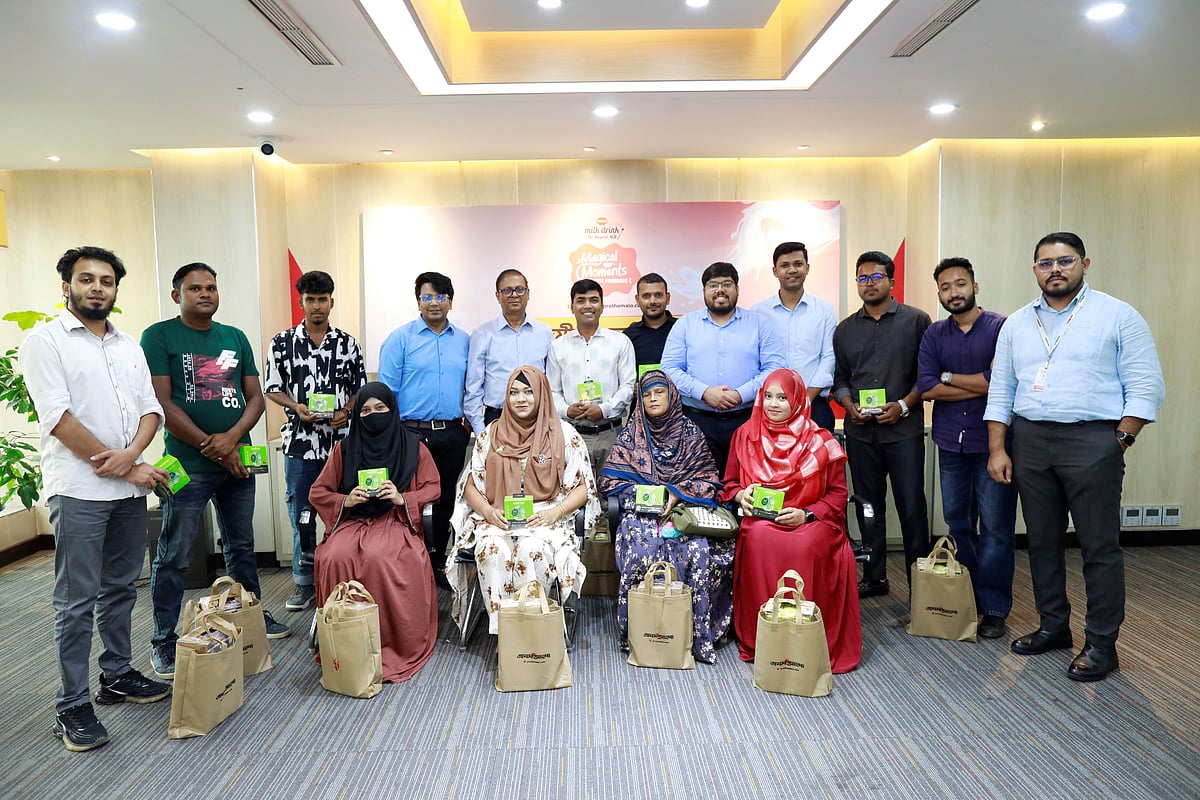 প্রথম আলো ও প্রাণ ডেইরি লিমিটেডের কর্মকর্তাদের সঙ্গে ‘ম্যাজিক্যাল মোমেন্টস উইথ ফ্রেন্ডস’ আয়োজনের বিজয়ীরা