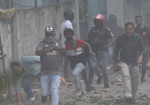 ২০২৪ সালের ১৬ জুলাই নগরের মুরাদপুর এলাকায় ছাত্র–জনতার কর্মসূচিতে অস্ত্র হাতে যুবলীগ কর্মীদের হামলা