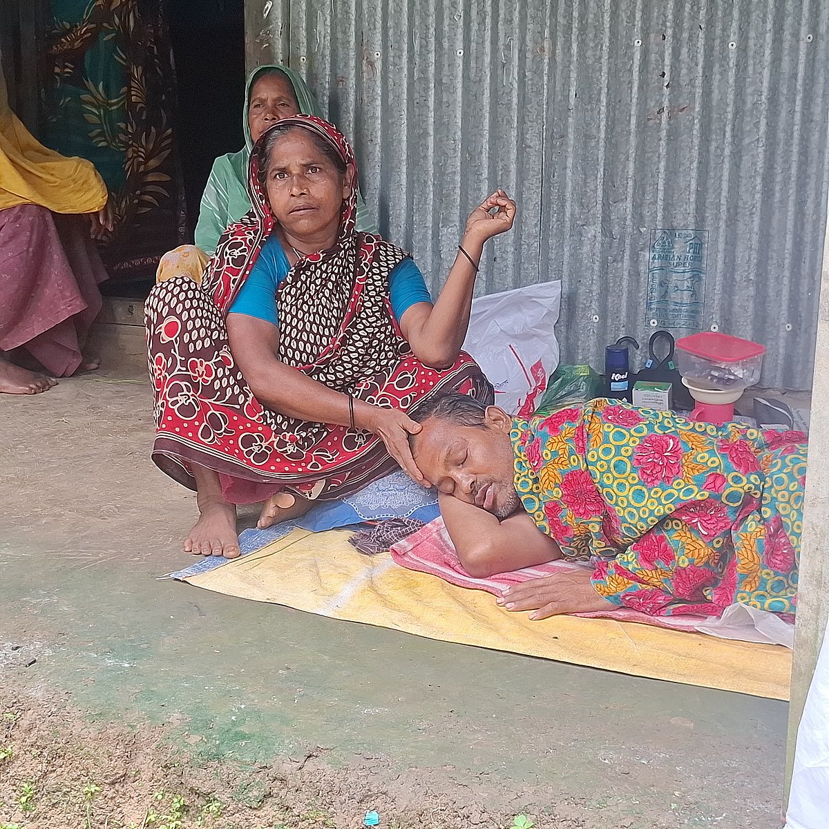 অসুস্থ জামাল উদ্দিনকে রাস্তা থেকে তুলে নিয়ে নিজের বাড়িতে আশ্রয় দিয়েছেন ভাতিজি ইসমত আরা। সম্প্রতি টাঙ্গাইলের সখীপুর উপজেলার কালমেঘা গ্রামে