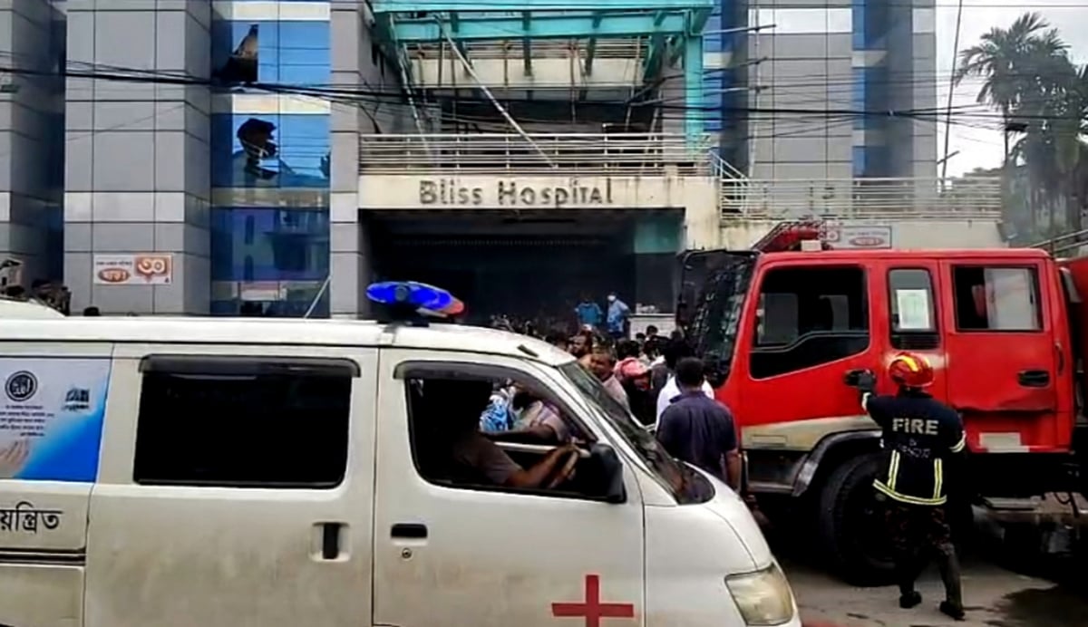 অগ্নিকাণ্ডের পর হাসপাতাল থেকে রোগীদের উদ্ধার করে অ্যাম্বুলেন্সে করে বিভিন্ন হাসপাতালে পাঠানো হয়। মঙ্গলবার দুপুরে সাতক্ষীরার ব্লিস হাসপাতালের সামনে