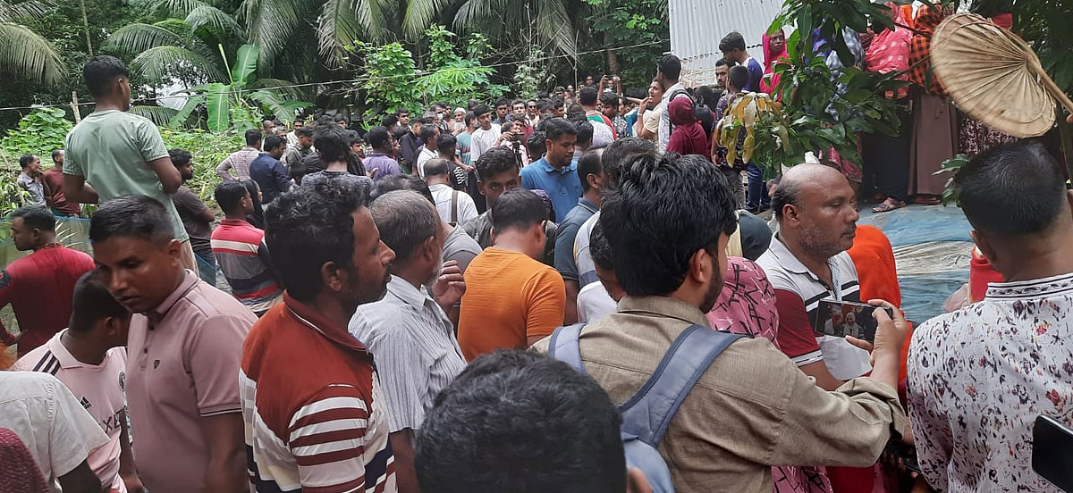 একই বাড়ি থেকে তিনজনের লাশ উদ্ধারের পর বাড়িতে মানুষের ভিড়। আজ মঙ্গলবার দুপুরে বাগেরহাটের কচুয়া উপজেলার রাড়ীপাড়া ইউনিয়নের চান্দেরকোলা গ্রামে
