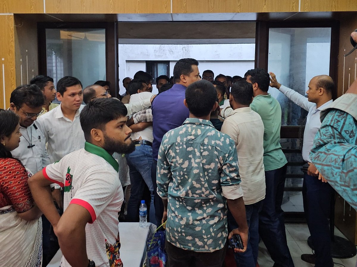 লক্ষ্মীপুরে জুলাই গণ–অভ্যুত্থান দিবসে আয়োজিত অনুষ্ঠানে ছাত্রদল ও ছাত্রশিবিরের নেতা-কর্মীদের মধ্যে হট্টগোল হয়। আজ দুপুরে সদর উপজেলা পরিষদ মিলনায়তনে