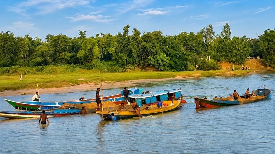 নেত্রেকোনার কলমাকান্দা উপজেলায় প্রায় এক মাস ধরে দুই শতাধিক ইঞ্জিনচালিত নৌকায় মহাদেও নদ থেকে বালু উত্তোলন করা হচ্ছে। সম্প্রতি তোলা