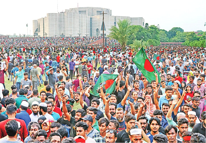 অভূতপূর্ব গণজাগরণে শেখ হাসিনা সরকারের পতনের পর ছাত্র–জনতার বিজয় উদ্‌যাপন। লাখো মানুষ জড়ো হন জাতীয় সংসদ ভবন এলাকায়। তাঁদের কারও কারও হাতে ছিল লাল–সবুজের জাতীয় পতাকা। ২০২৪ সালের ৫ আগস্ট বিকেলে