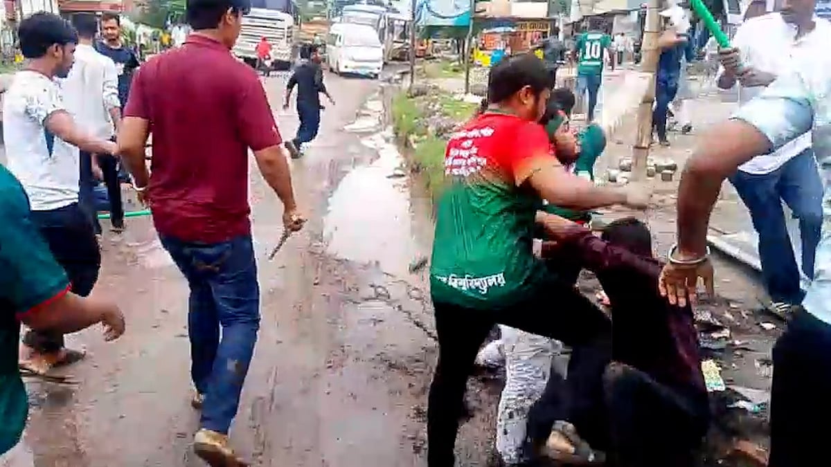 বরিশাল বিশ্ববিদ্যালয় ও নারায়ণগঞ্জে ছাত্রদল-শিবির সংঘর্ষ, আহত অন্তত ২০