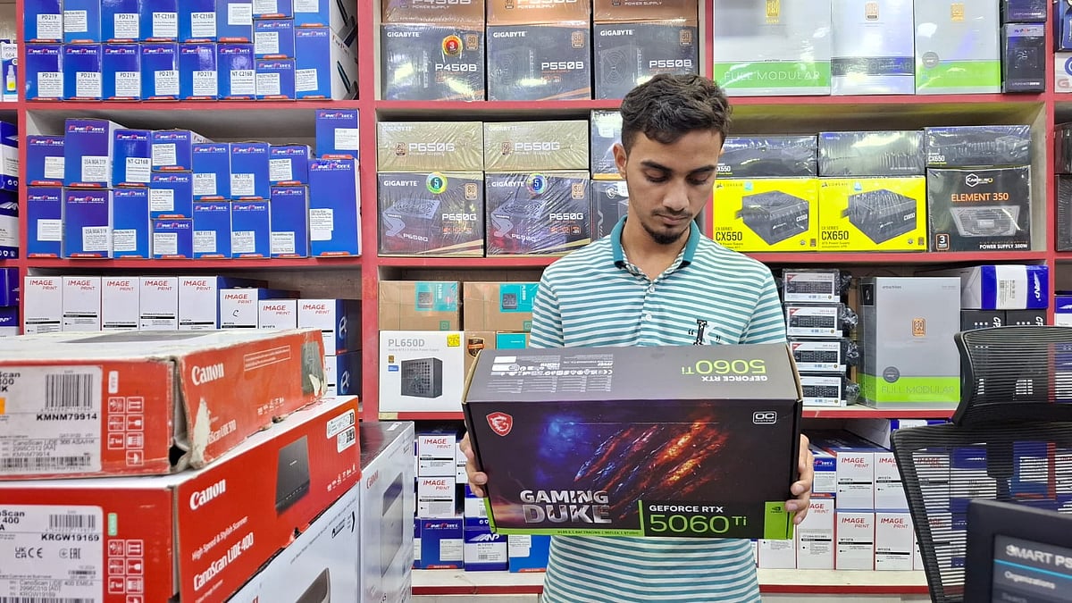 ইসিএস কম্পিউটার সিটিতে পছন্দের পণ্য কিনছেন এক ক্রেতা
