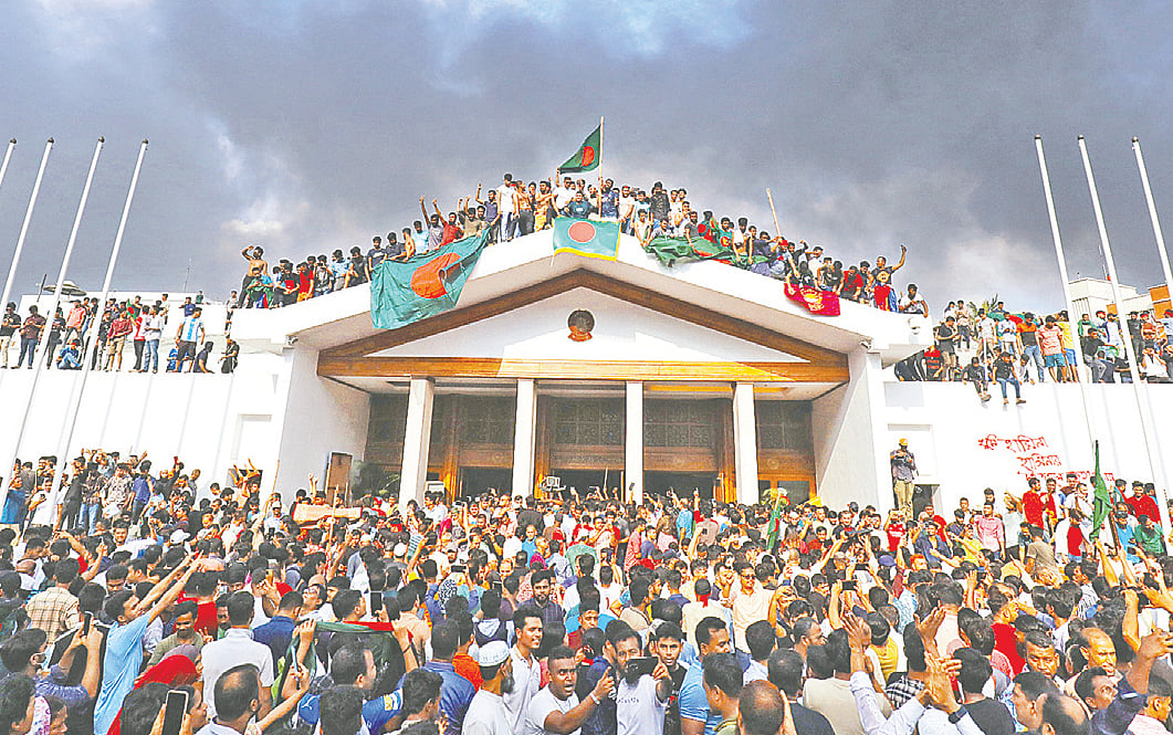 ২০২৪ সালের ৫ আগস্ট প্রধানমন্ত্রীর কার্যালয়ে হাজারো মানুষ