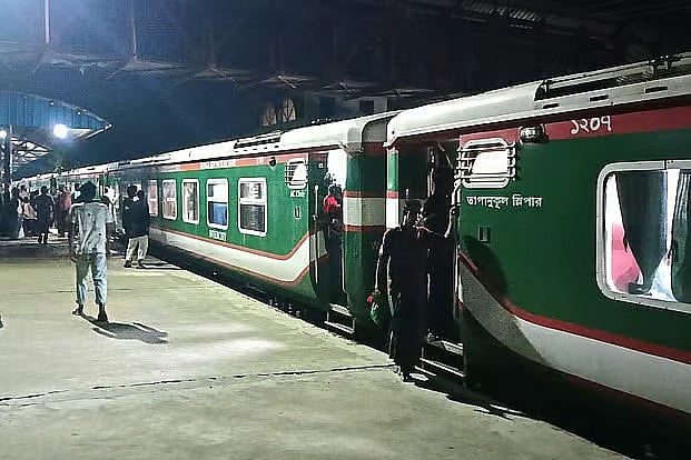 জামালপুর-চট্টগ্রাম রেলপথে চলাচল করা বিজয় এক্সপ্রেস ট্রেন