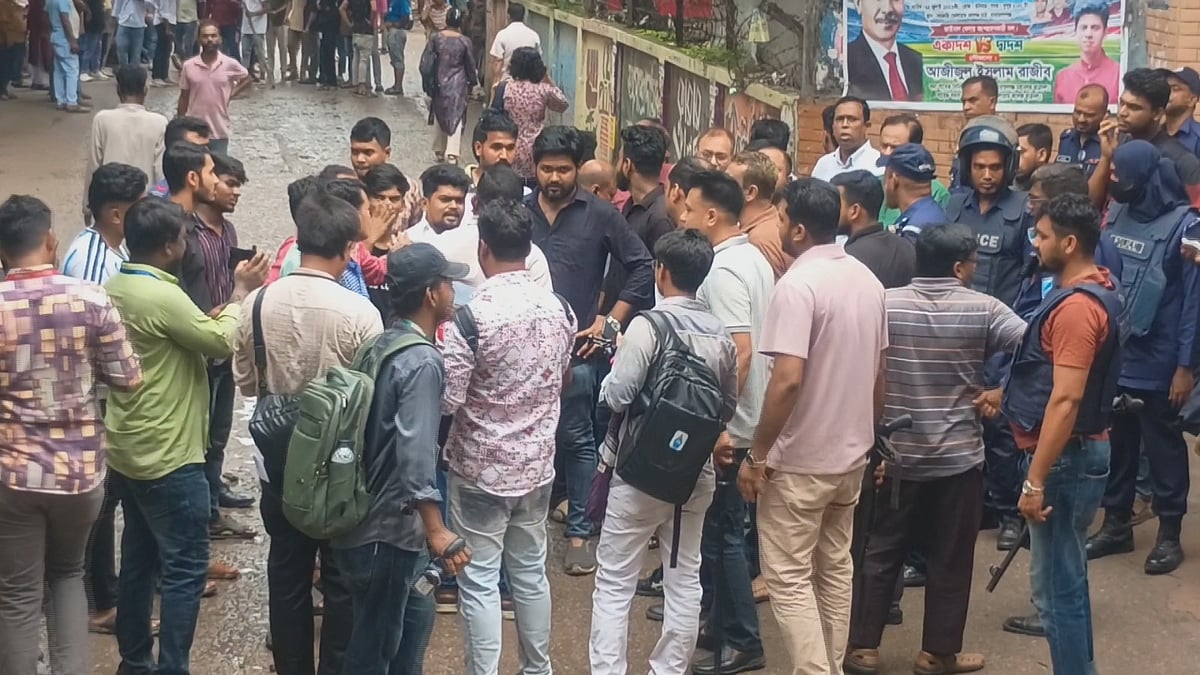 জুলাই দিবস উপলক্ষে আলোচনা শেষে নারায়ণগঞ্জের সরকারি তোলারাম কলেজ ছাত্রদল ও শিবিরের নেতা–কর্মীদের সঙ্গে ধাওয়া পাল্টা ধাওয়া এবং সংঘর্ষ হয়। বুধবার দুপুরে নারায়ণগঞ্জ সরকারি তোলারাম কলেজ এলাকায়