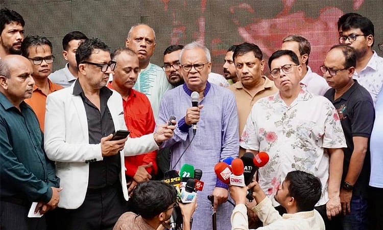বিএনপির সিনিয়র যুগ্ম মহাসচিব ও প্রধানমন্ত্রীর রাজনৈতিক উপদেষ্টা রুহুল কবির রিজভী জুলাই গণ-অভ্যুত্থান ও ১৭ বছরের আন্দোলনের চিত্র প্রদর্শনী পরিদর্শন শেষে কথা বলেন। গুলশান, ঢাকা। ৫ আগস্ট ২০২৬