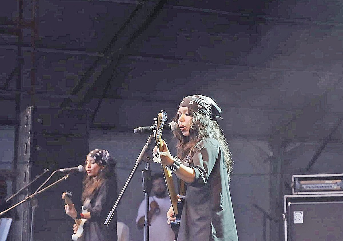 জুলাই স্মরণে গান, বৃষ্টিতেও উপচে পড়া ভিড় 