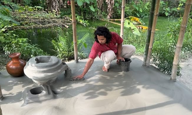 রান্নার জায়গা পরিষ্কার করছেন রাহেদুল ইসলাম। সম্প্রতি রংপুরের পীরগাছা উপজেলার হরগোবিন্দ গ্রামে