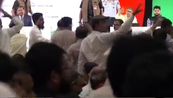‘জুলাই গণ-অভ্যুত্থান শহীদ পরিবার ও জুলাই যোদ্ধাদের সংবর্ধনা’ শীর্ষক অনুষ্ঠানে জুলাই আন্দোলন নিয়ে নির্মিত একটি তথ্যচিত্র ঘিরে হট্টগোল হয়। আজ বুধবার দুপুরে রাজধানীর আগারগাঁওয়ে বাংলাদেশ-চীন মৈত্রী সম্মেলন কেন্দ্রে  